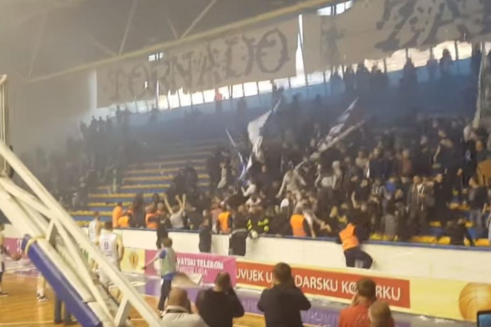 HAOS U ZADRU DAN PRED MEČ HRVATSKA - SRBIJA: Huligani divljali i pobili se sa policijom, sevali pendreci u Jazinama