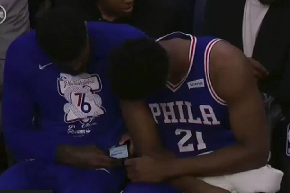 DUDA I OBRADOVIĆ BI IM OTKINULI GLAVE: Dok je Bobi ginuo na terenu, Embid i Džonson kuckaju poruke devojkama!