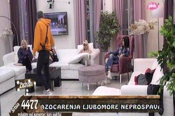 PIJANA JE POVRAĆALA I JE**LA SE U ŠANKU: Lepi Mića POPLJUVAO zadrugarke pa otkrio detalje koje NIKO NIJE ZNAO!