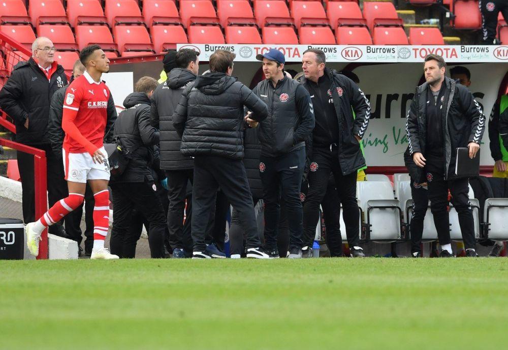 Trenutak rasprave na terenu između Bartona i Stendela