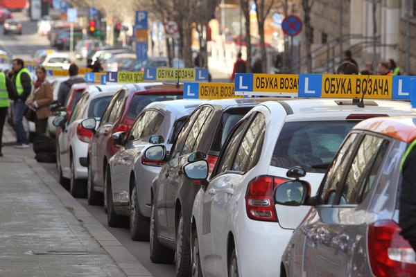 OD 1. JANUARA B KATEGORIJA POSKUPLJUJE ZA 8.000 DINARA! Vozački u nekim gradovima i više od 800 EVRA