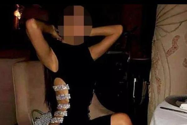 PITALA JE LJUDE DA LI SME U OVOJ HALJINI NA VENČANJE: Kada su videli fotografiju, pale su SRAMOTNE PROZIVKE! (FOTO)