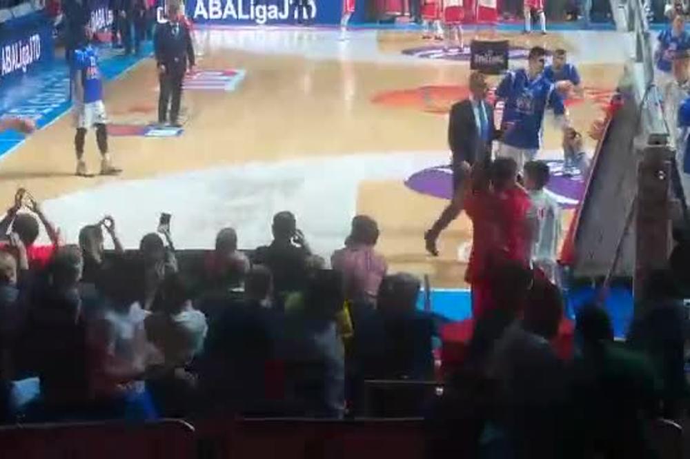 KAO DA SU NAMERNO TEMPIRALI KAD DA UĐU: U trenutku kad je hala grmela od pesme Delija UŠLI SU ONI!