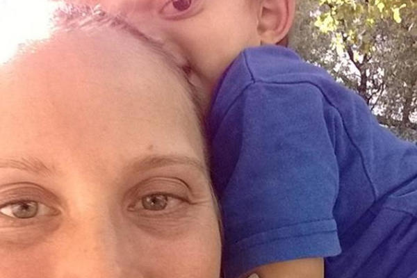 OKAČILA SAM SLIKU SA SINOM NA FEJSBUK: Godinu dana kasnije primetila sam JEZIVU STVAR! (FOTO)