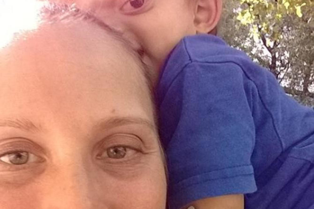 OKAČILA SAM SLIKU SA SINOM NA FEJSBUK: Godinu dana kasnije primetila sam JEZIVU STVAR! (FOTO)