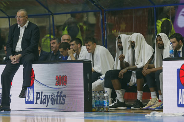 CRNOGORSKI MEDIJI ISPLJUVALI BUDUĆNOST: Tresu vam se ruke od Delija, preplašeni ste, a Zvezda nema milosti!