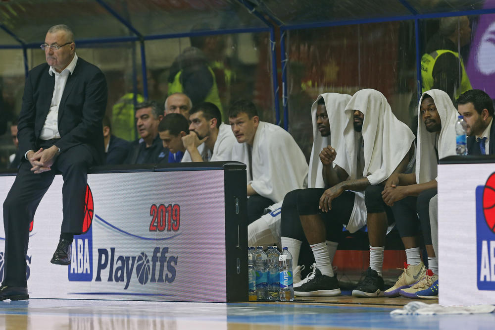 CRNOGORSKI MEDIJI ISPLJUVALI BUDUĆNOST: Tresu vam se ruke od Delija, preplašeni ste, a Zvezda nema milosti!