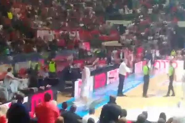 BAROVIĆ POTPUNO PODIVLJAO: Košarkaš Budućnosti šutirao sve pred sobom, a Delije ga počastile uvredljivom pesmom!