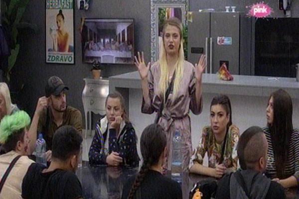 MOGU LI GORE UVREDE OD OVIH? Nećeš imati decu! Niko ne želi da ti napravi! STANIJA: Koliko si dno! Nakaza! (VIDEO)