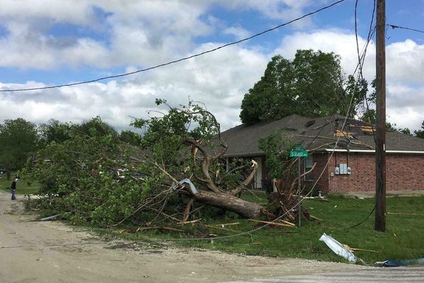 TORNADO ČUPAO KROVOVE SA KUĆA, VIŠE HILJADA DOMOVA OSTALO U MRKLOM MRAKU: Oluja razorila Englesku!