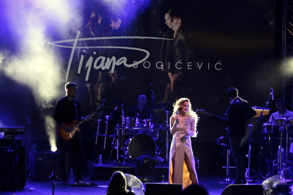 BEOGRAD PEVAO SA TIJANOM BOGIĆEVIĆ: Ovacije u prepunoj Kombank Dvorani (FOTO)