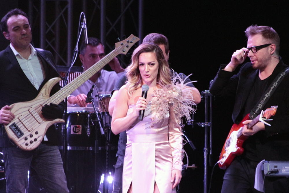 PEVAČICA SE RAZVELA TAJNO: Sada ima NOVOG DEČKA