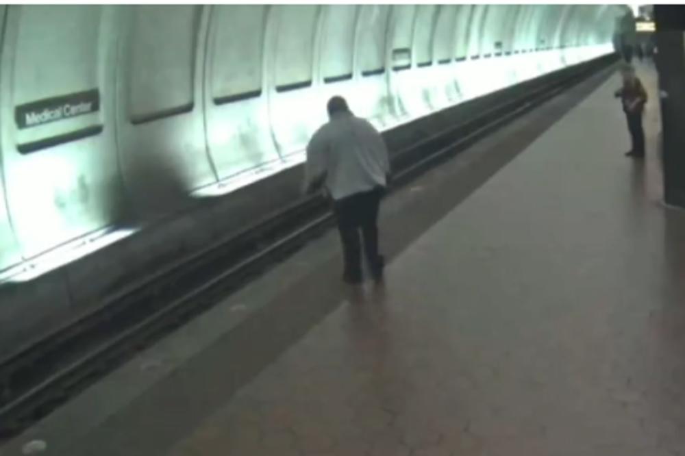 SLEPI ČOVEK JE PAO NA ŠINE: Onda se pojavio HEROJ koji ga je spasio SIGURNE SMRTI u poslednjem trenutku! (VIDEO)