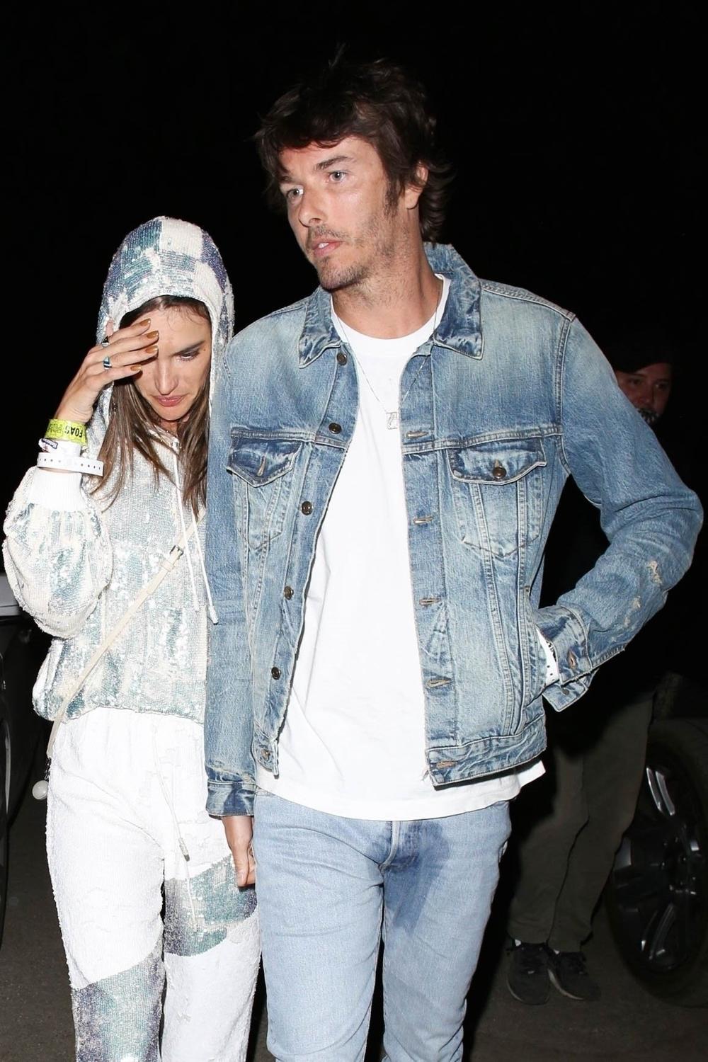 Slavna manekenka se uhvatila za glavu kad je ugledala paparace