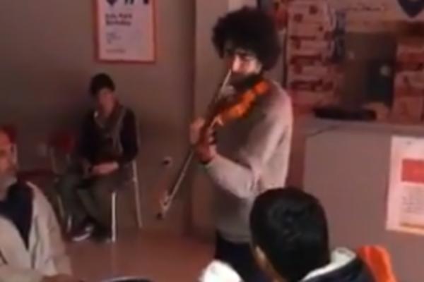 MIGRANT SA VIOLINOM RAZORUŽAO JE SRBIJU! Spavao je pod vedrim nebom, a SAD JE NA KORAK OD SVOG BOLJEG SUTRA