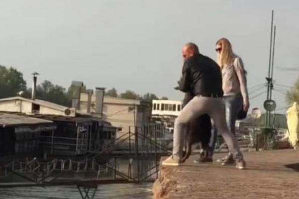 AKO PREPOZNAJETE OVE NELJUDE, JAVITE SE: Oni se USRED BG-a zabavljaju bacajući PSE U VODU! (FOTO)