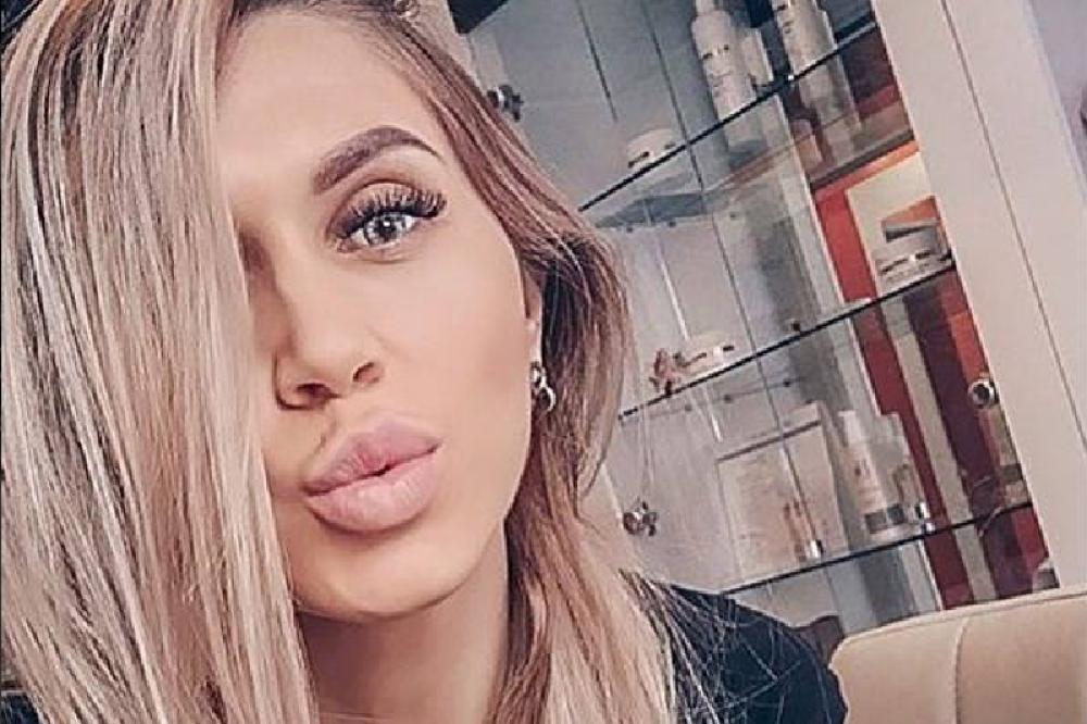 OVO JE ŽENA SVEŠTENIKA: Pop je PROTERAN zbog nevaljale POPADIJE! Crkva čeka da se ona pokaje! POGLEDAJTE JE! (FOTO)