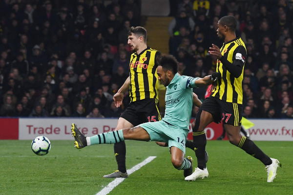 DVOMINUTNO LUDILO U VOTFORDU: Bizaran gol Arsenala, pa crveni Dinija - Tobdžije se ne predaju, LŠ je cilj!