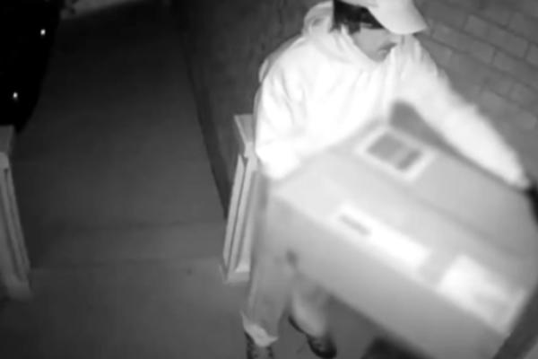 DOSTAVLJAČ HRANE MALTRETIRA ŽENU MESECIMA: Da li je novi skandal na pomolu? Sramota šta radi (FOTO)