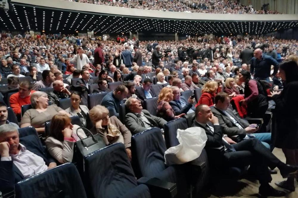 FUNKCIONER SNS ZASPAO, A SEDNICA NI POČELA NIJE: Zavalio se u stolicu i hrče li hrče (FOTO)