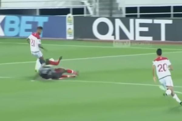 NI U NAJGOREM HORORU OVO NIJE VIĐENO: Najjeziviji prelom noge ikada! Igrači i sudija plakali, meč odmah prekinut!