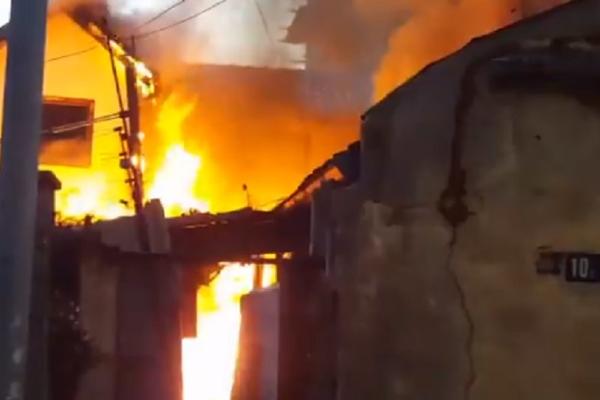 Gori kuća NA ZVEZDARI! Pogledajte kako POŽAR guta sve PRED SOBOM! (VIDEO)