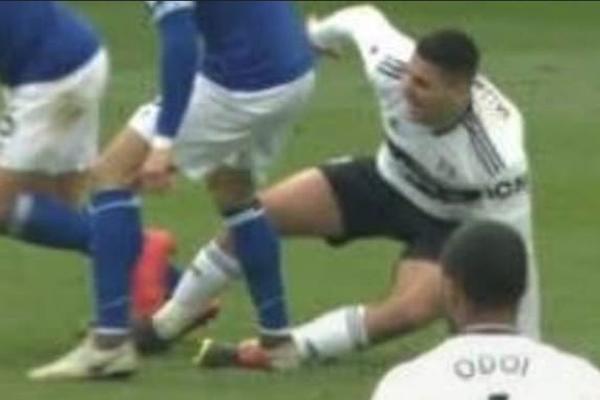 A SUDIJA NIJE VIDEO KRVNIČKI START: Portugalac kažnjen žestoko zbog pokušaja da slomi zglob Mitroviću!