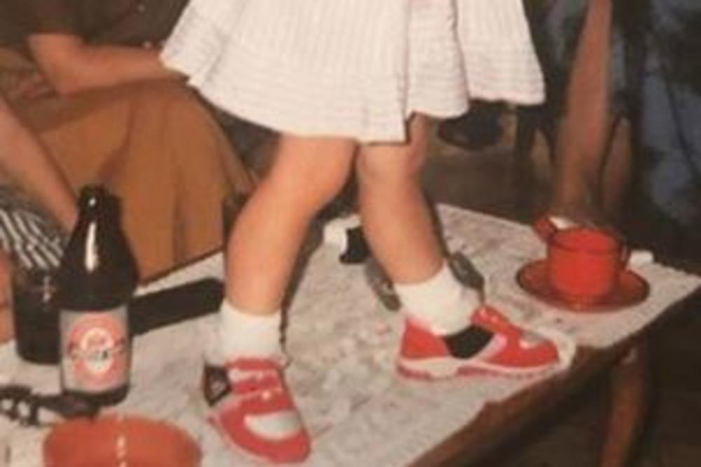 NEMA ŠANSE DA POGODITE KO JE DEVOJČICA SA SLIKE! Podelila je Srbiju i postala SUPER ZVEZDA (FOTO)