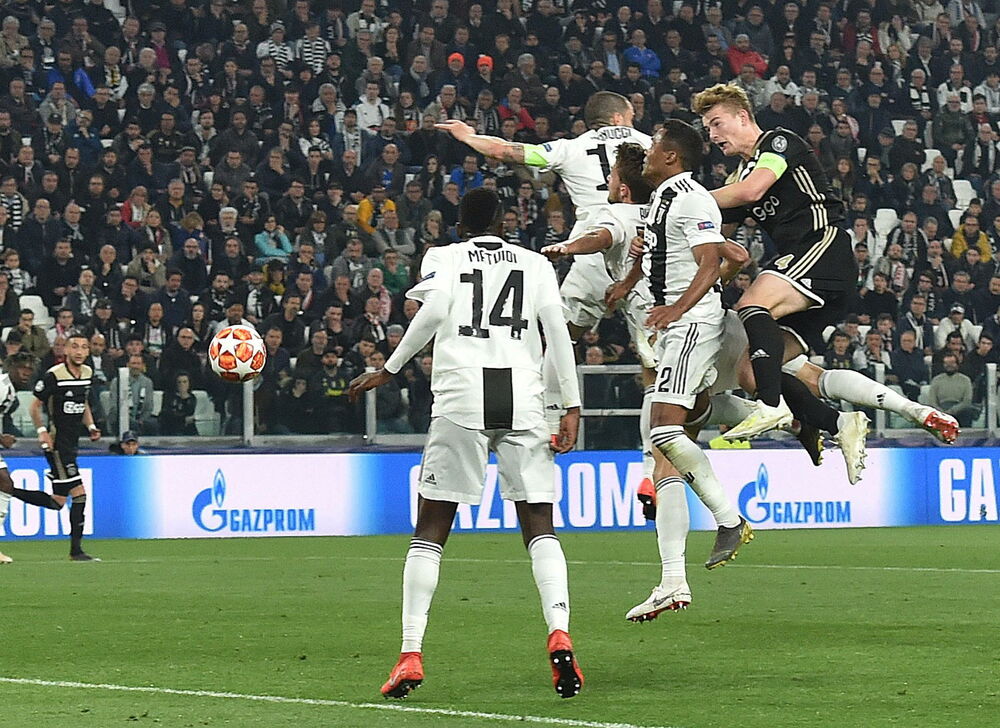 Matijas de Liht daje drugi gol za Ajaks koji je odlučio pobednika