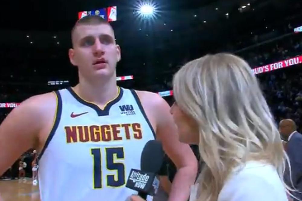 JOKIĆU, PA POGLEDAJ JE, NE UJEDA! Lepotica intervjuisala Nikolu na terenu posle pobede, a on zeva okolo!