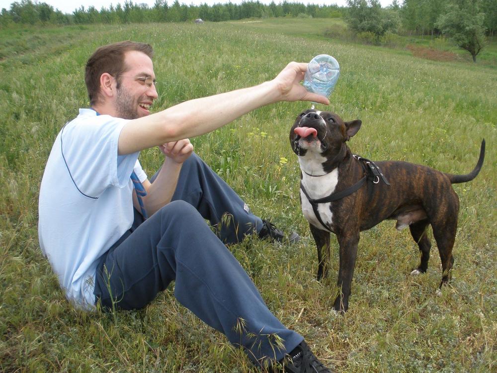 Nikola sa svojim kućnim ljubimcem  