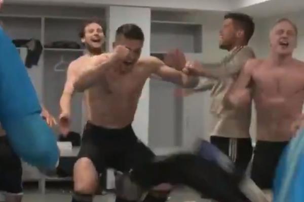 TADIĆ SE SKINUO, PA PODIVLJAO U SVLAČIONICI: Ludnica među igračima Ajaksa zbog ulaska u polufinale Lige šampiona!