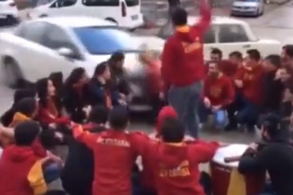 JEZIVI SNIMAK AUTOMOBILA KOJI ULEĆE MEĐU NAVIJAČE: Izgledalo je kao da joj je precvikao kičmu na pola!