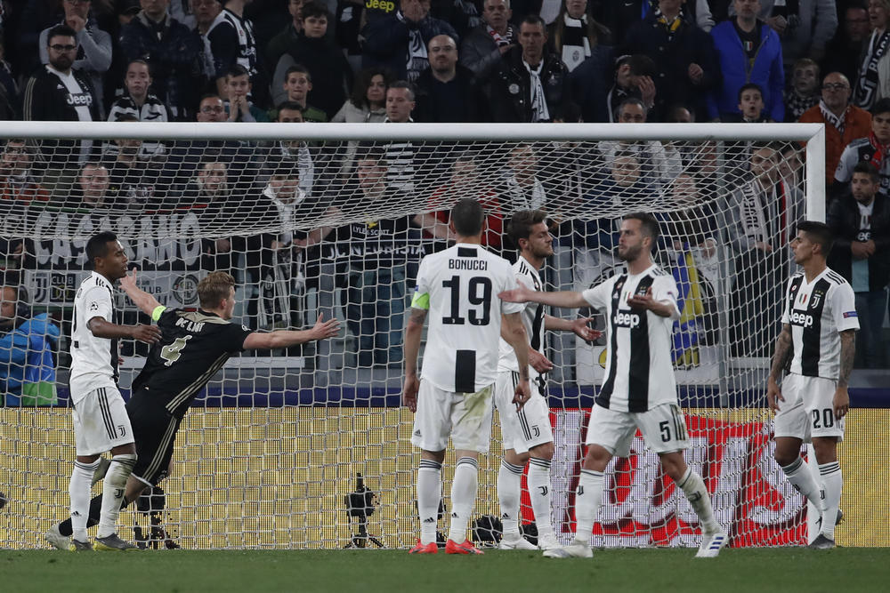 Matijas de Liht postiže gol među štoperima Juventusa