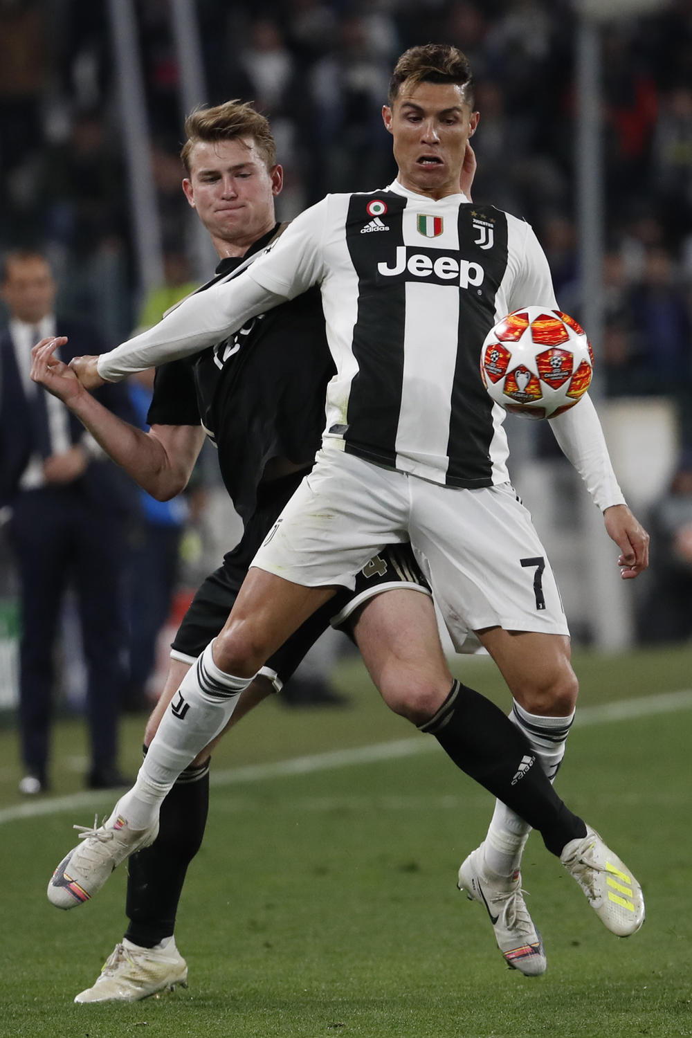 Matijas de Liht u duelu sa Kristijanom Ronaldom