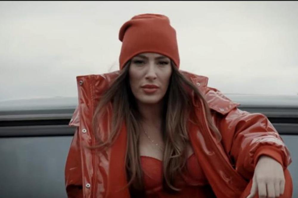 SENIDA POSTALA HIT NA INTERNETU: Matorci pojma nemaju koja je ovo muzika, ali su ZAIGRALI KOLCE uz pevačicu (VIDEO)