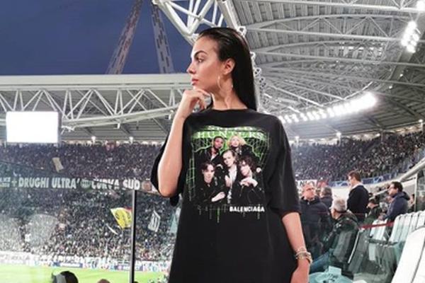 NISAM RONALDO, AL MOGU DA POGLEDAM: Kristijanova devojka došla samo u majici a čovek iza nje joj buljio u međunožje