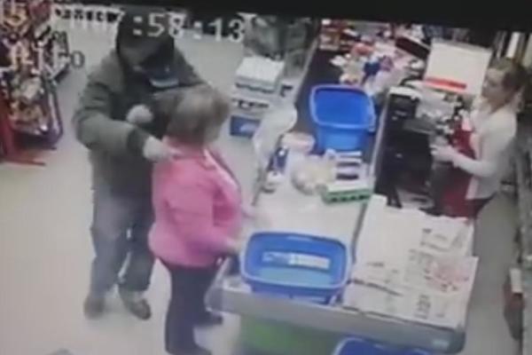 PLJAČKAŠ UPAO MASKIRAN U PRODAVNICU, PA IZVADIO OGROMAN NOŽ: Isplivao jeziv snimak PLJAČKE u Bačkoj Topoli! (VIDEO)