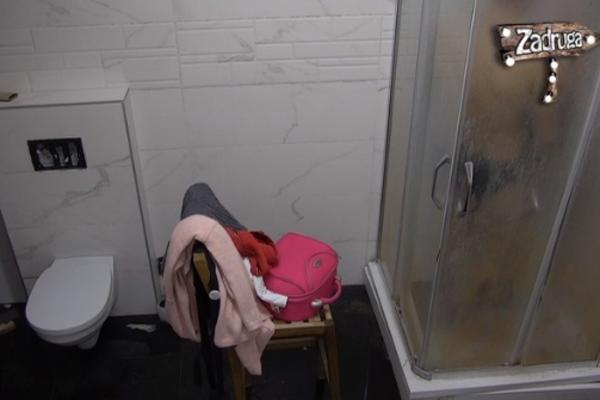 BEZ JORGANA I PEŠKIRA NA TUŠ KABINI, SVE NA IZVOL'TE: U jednom trenutku Ana je klekla i AKCIJA JE POČELA