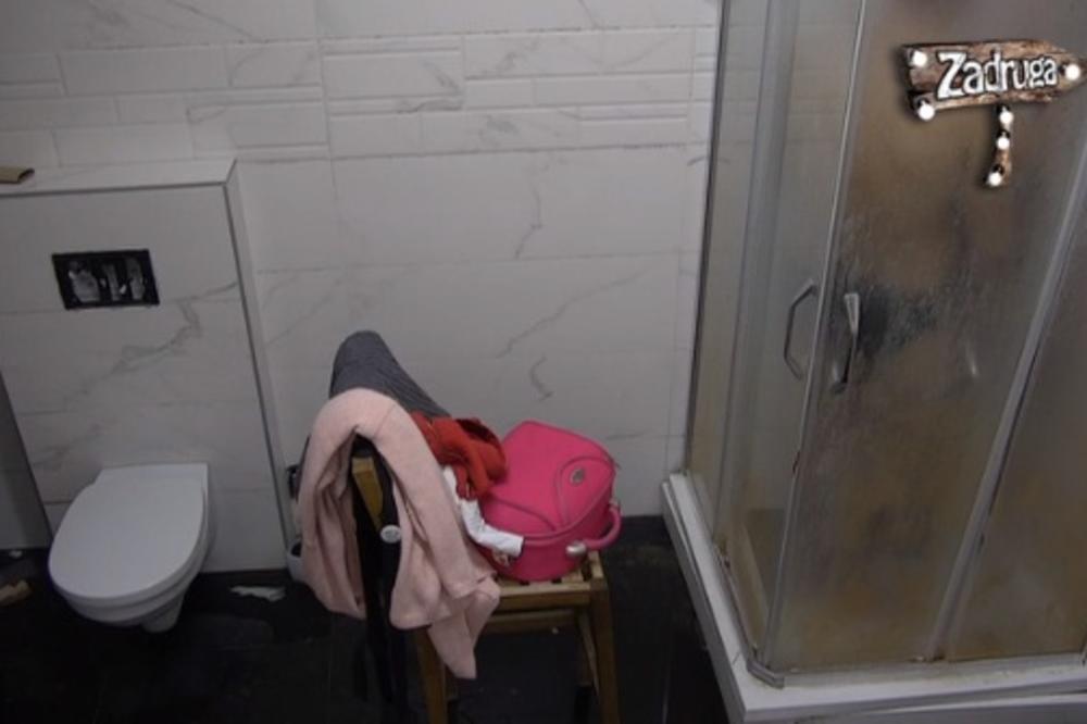 BEZ JORGANA I PEŠKIRA NA TUŠ KABINI, SVE NA IZVOL'TE: U jednom trenutku Ana je klekla i AKCIJA JE POČELA