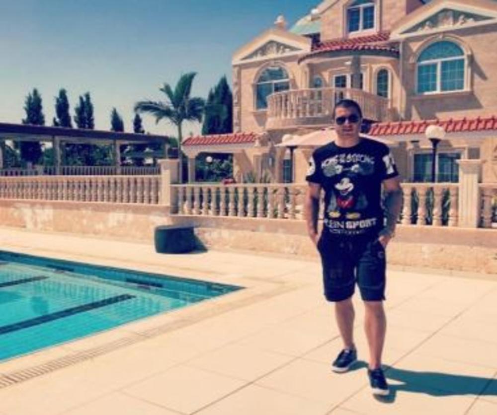 Ovako izgleda Cecina kuća na Kipru: Njen brat Milan Marinković ispred kuće  