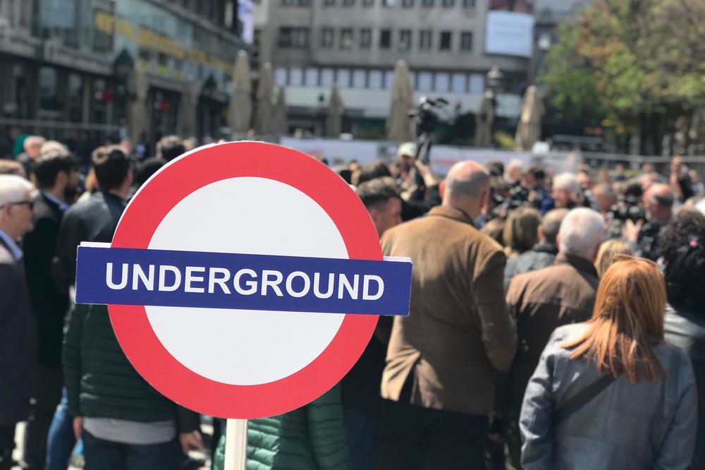 SRAM VAS BILO, SRAM VAS BILO! Jedan građanin prekinuo je performans Đilasovaca (VIDEO)