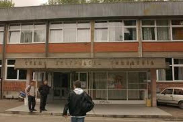 HAOS U SEDMOJ BEOGRADSKOJ GIMNAZIJI: Profesor OŠAMARIO učenicu, ĐACI skočili u njenu ODBRANU, došla i POLICIJA