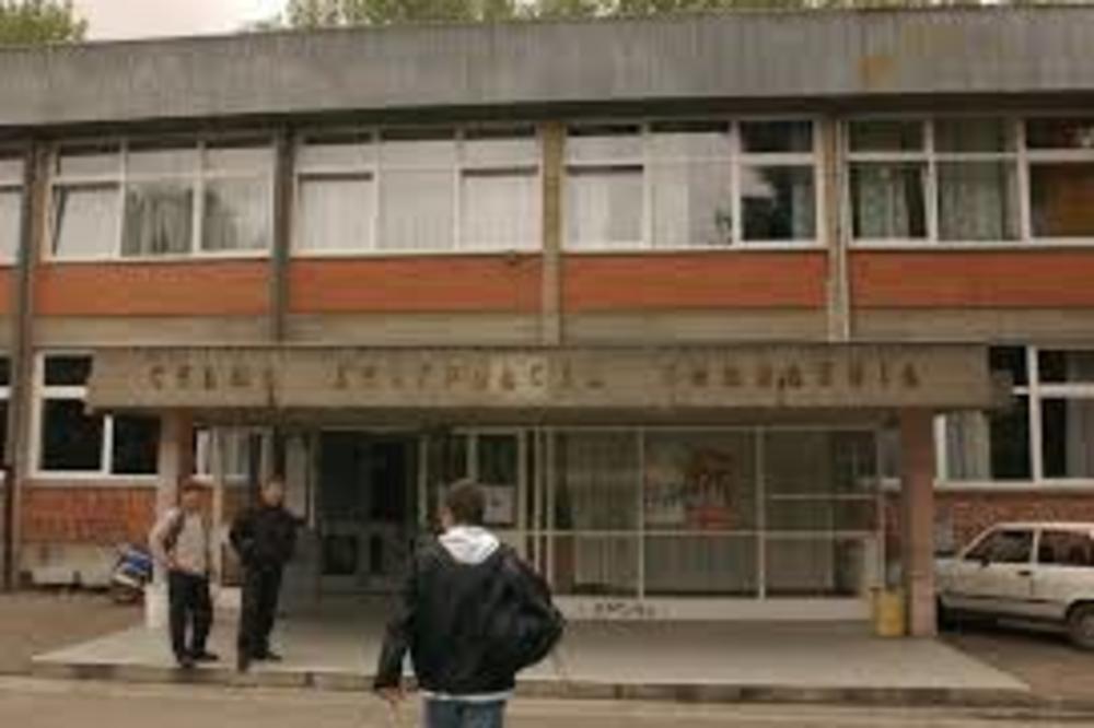 HAOS U SEDMOJ BEOGRADSKOJ GIMNAZIJI: Profesor OŠAMARIO učenicu, ĐACI skočili u njenu ODBRANU, došla i POLICIJA