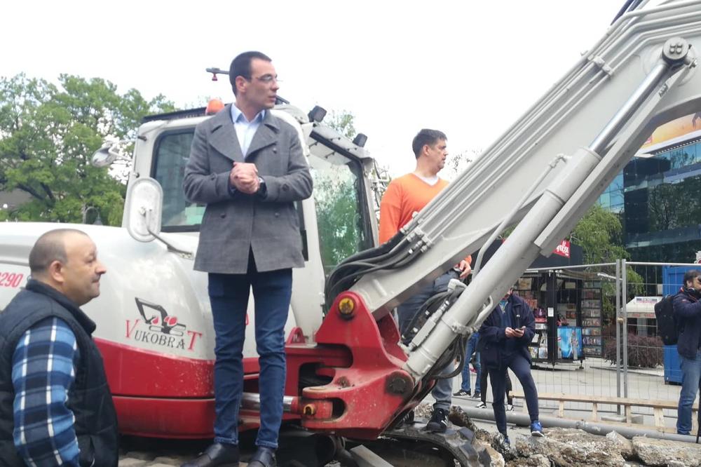 ĐILASOVCI PONOVO DIVLJAJU U CENTRU BEOGRADA: Upali u GRADILIŠTE NA TRGU, RAZVALILI OGRADU! (VIDEO)