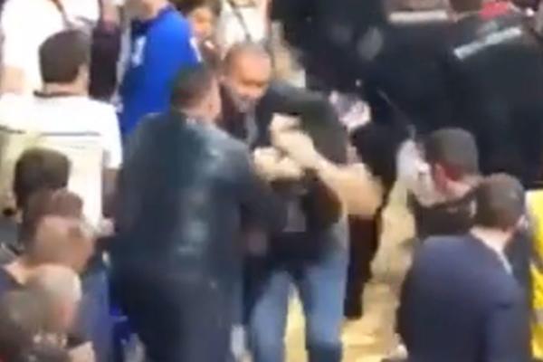 POLICAJAC GA DRŽI, A DRUGI GA NABADA U GLAVU: Pojavio se snimak torture nad navijačem Zvezde u Morači!