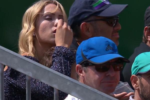 PRELEPA PLAVUŠA GLEDA ĐOKOVIĆEV MEČ: Zbog Novakovog protivnika se odrekla tenisa i rodila mu dete sa 19 godina!