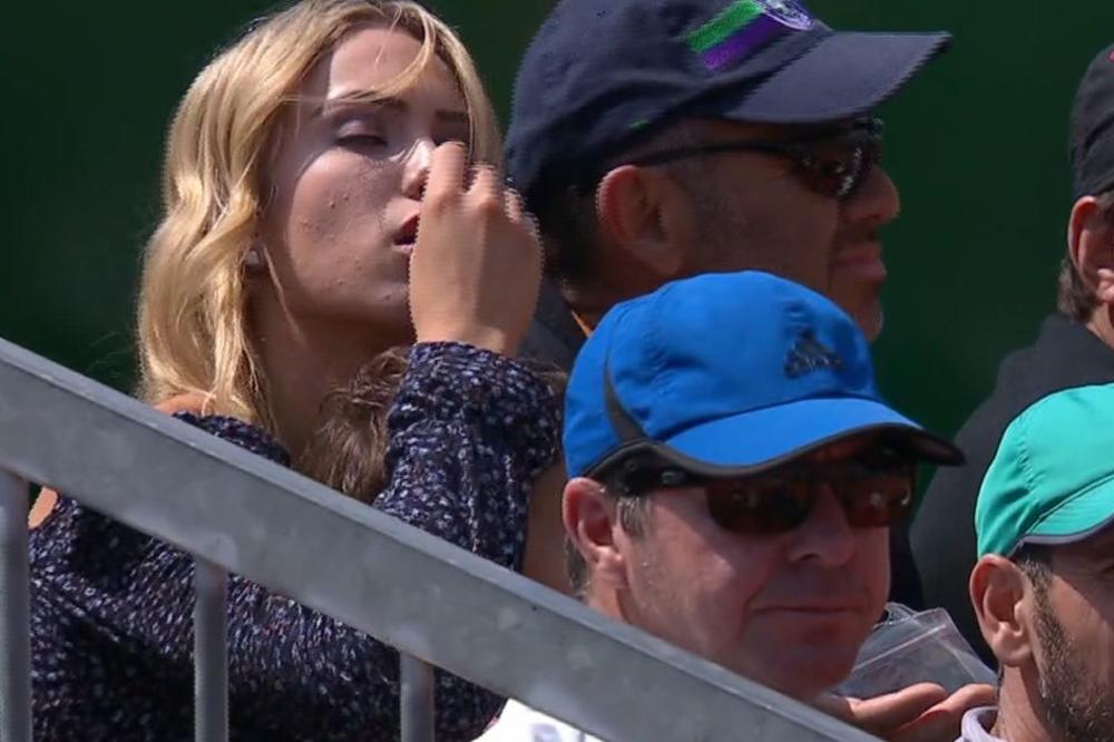 PRELEPA PLAVUŠA GLEDA ĐOKOVIĆEV MEČ: Zbog Novakovog protivnika se odrekla tenisa i rodila mu dete sa 19 godina!