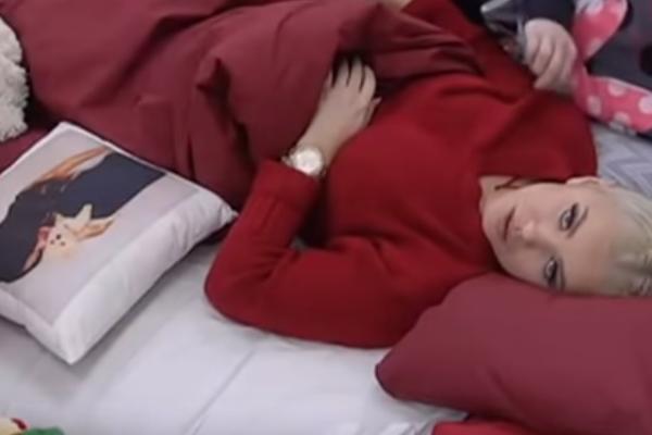 SANJA U AKCIJI, ALI BEZ MATORE: Kamere snimile kako se manekenka zadovoljava sama! (FOTO)