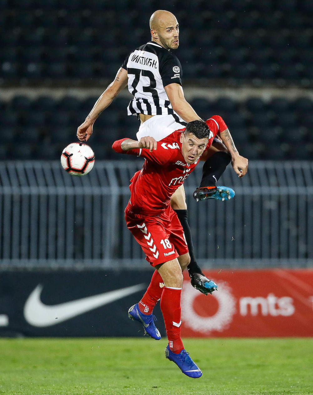 Nemanja R Miletić u skoku sa Petrom Grbićem  